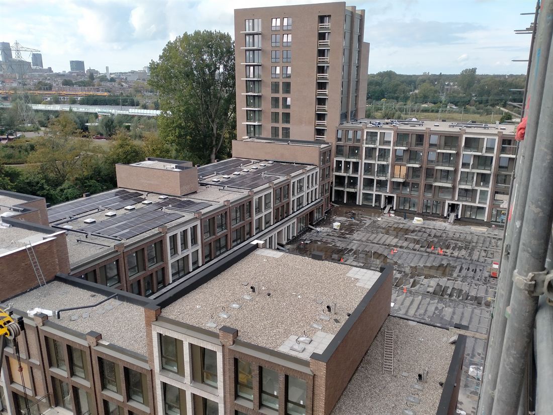 Steenstrips aan een woningcomplex